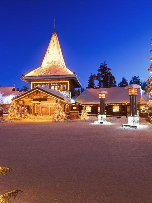 Haus des Weihnachtsmanns in Lappland, wie man das Santa Claus Village besucht