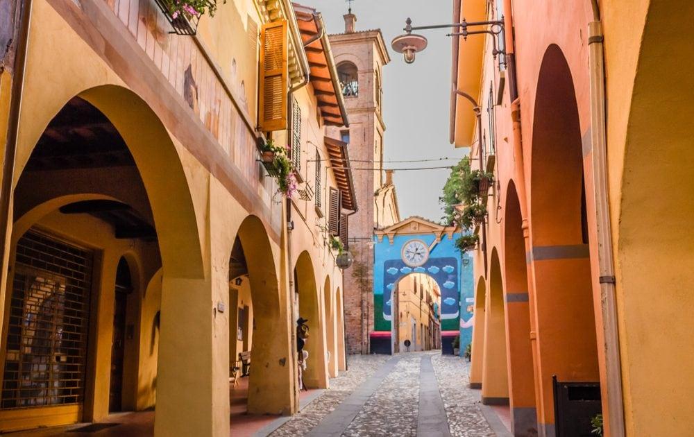 Dozza, das Dorf der Wandmalereien in Emilia-Romagna: was tun und sehen