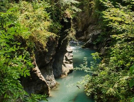 Der Wasserfall in der Provinz Lecco, wegen des ohrenbetäubenden Lärms bestraft