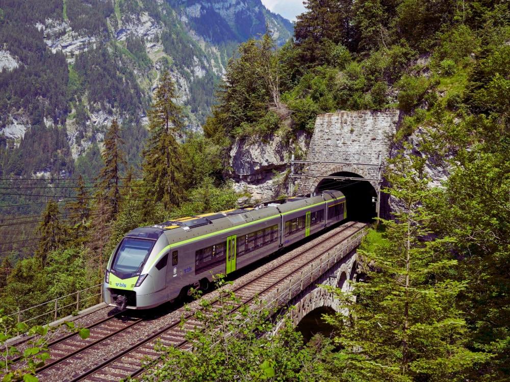 Grüner Zug der Alpen