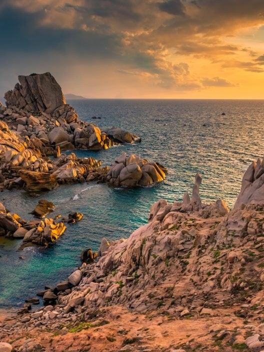 Valle della Luna, der geheime Ort Sardiniens, wo beim Sonnenuntergang die Magie einsetzt