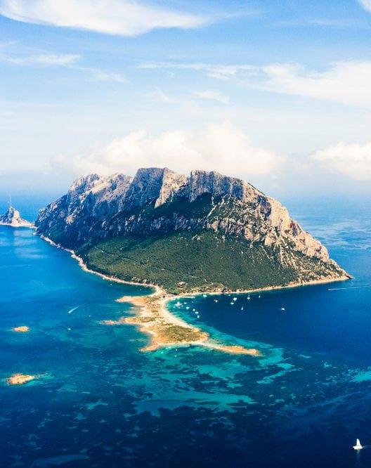 Es gibt eine Insel in Sardinien, die wie ein vom Himmel gefallenes Berg aussieht