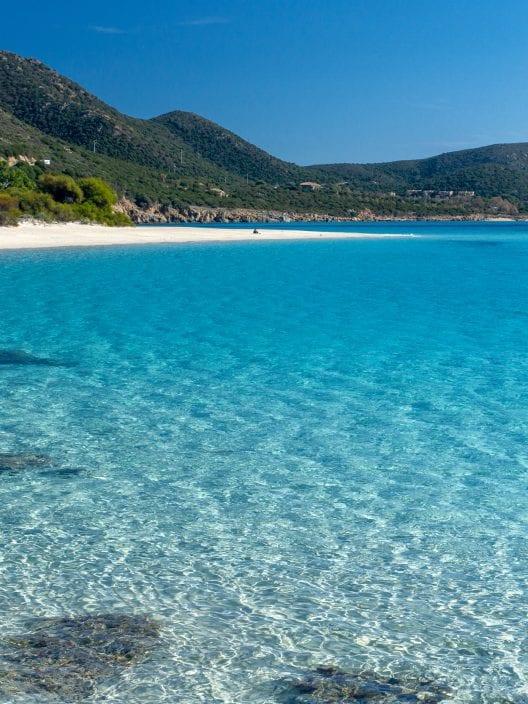 Der surrealste Strand Sardiniens (wo das Meer fluoreszierend ist)