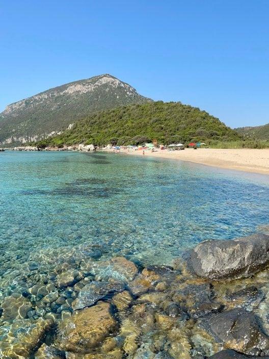 Kristallklares Wasser und traumhafter Strand: eine unbekannte Bucht für Ihren Sommer, fernab der Massen