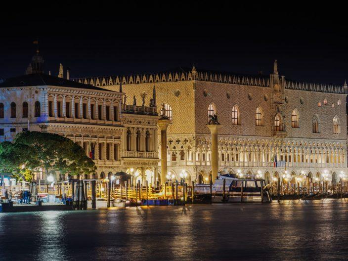 Piazza San Marco und Palazzo Ducale von Venedig, abends beleuchtet