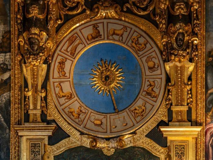 Uhr mit Tierkreiszeichen im Saal des Senats im Palazzo Ducale von Venedig