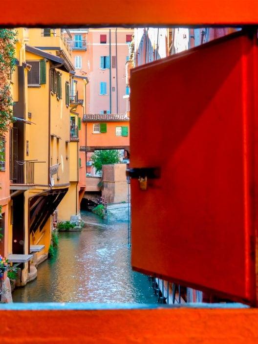 In Bologna gibt es ein mysteriöses Fenster in der Innenstadt. Ja, wir enthüllen seine Geheimnisse.