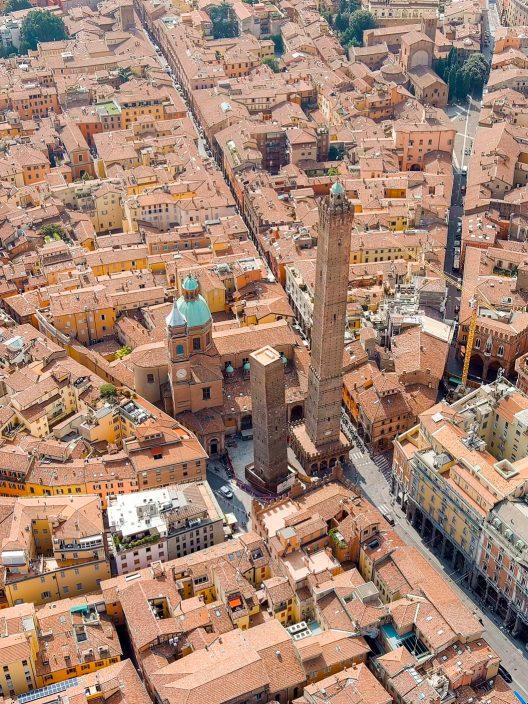 Torre Garisenda: Geschichte, Geheimnisse und Charme des mittelalterlichen Turms von Bologna.