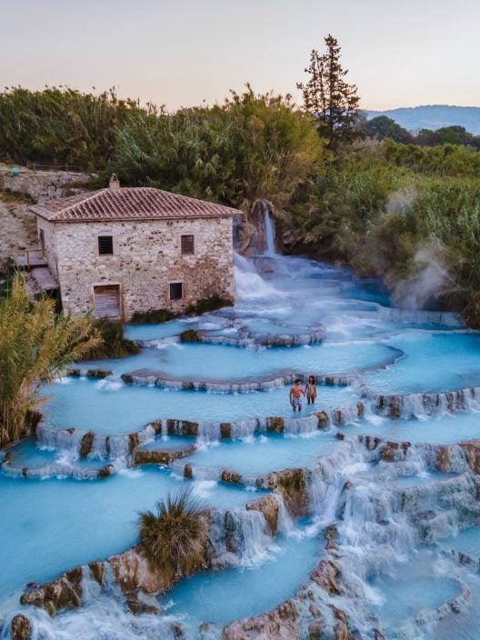 Die kostenlosen Thermalquellen von Saturnia, wie man zu den Mulino-Wasserfällen gelangt
