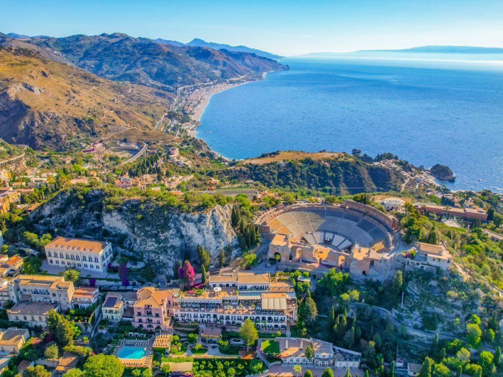 Luftaufnahme des antiken Theaters von Taormina mit dem Ätna im Hintergrund