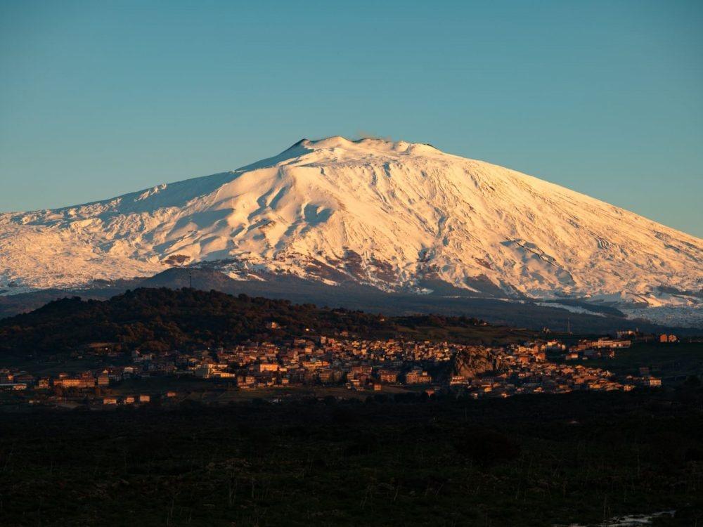 Ein Blick auf Bronte, mit einem verschneiten Ätna im Hintergrund