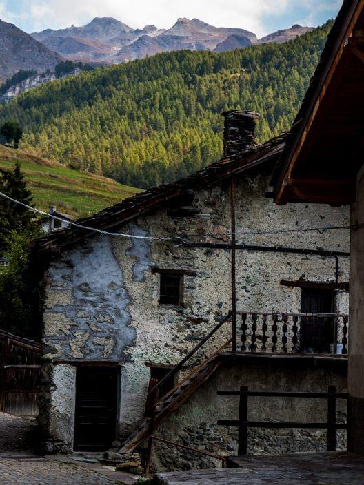 Das einzige autofreie Dorf in Italien, perfekt für diejenigen, die von Stille und Natur träumen (man erreicht es nur mit der Seilbahn!)
