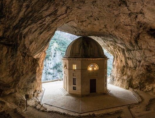 Der Tempel von Valadier in Genga