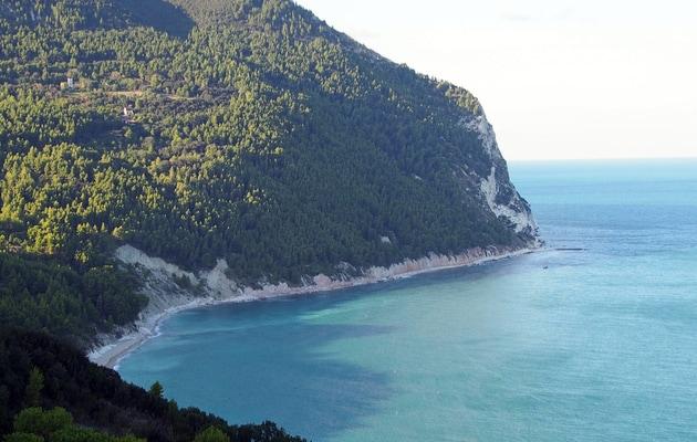 spiaggia-sassi-neri