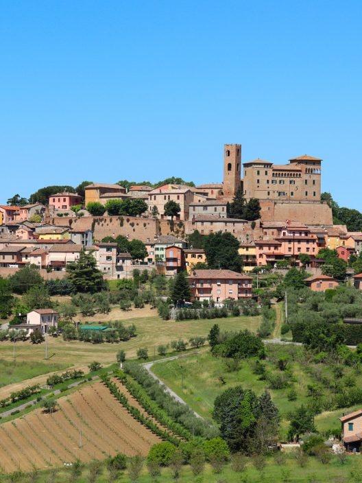 Es gibt ein Dorf in Emilia-Romagna, wo die Kunst in einem mittelalterlichen Schloss lebt