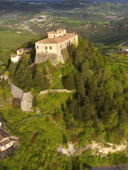 Der Geist eines Mädchens kehrt jeden Sommer zurück, um das Schloss von Montebello zu heimsuchen: die beunruhigende Legende von Azzurrina