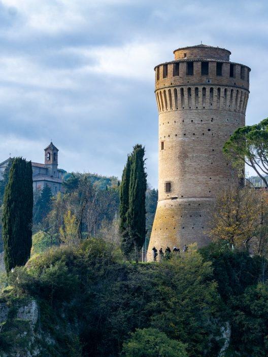 In Emilia-Romagna gibt es ein magisches Dorf, das auf dem Stein schwebt. Hier ist es