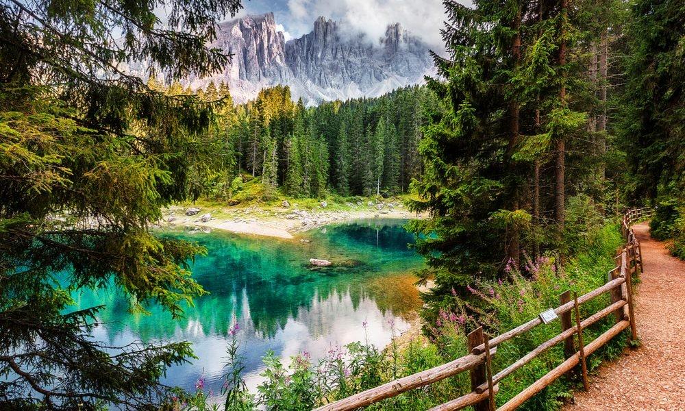 Lago di Carezza: wo er sich befindet, wie man dorthin gelangt und was man tun kann