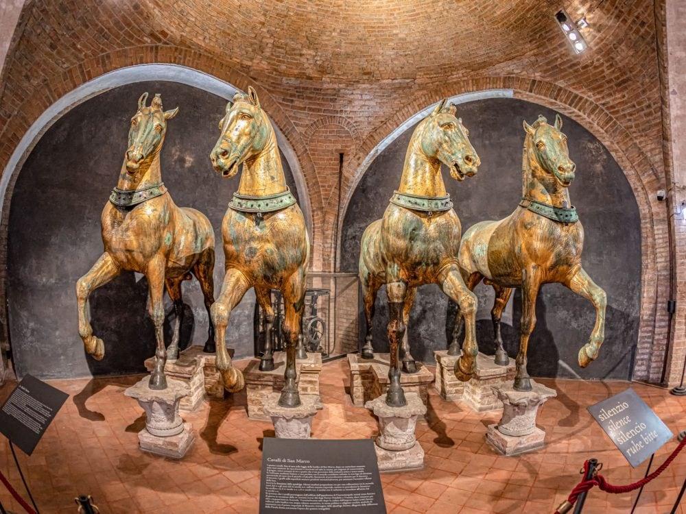 Bronzepferde im Inneren der Basilika di San Marco Venedig