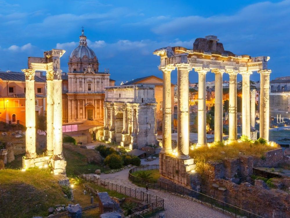 Das Forum Romanum bei Nacht