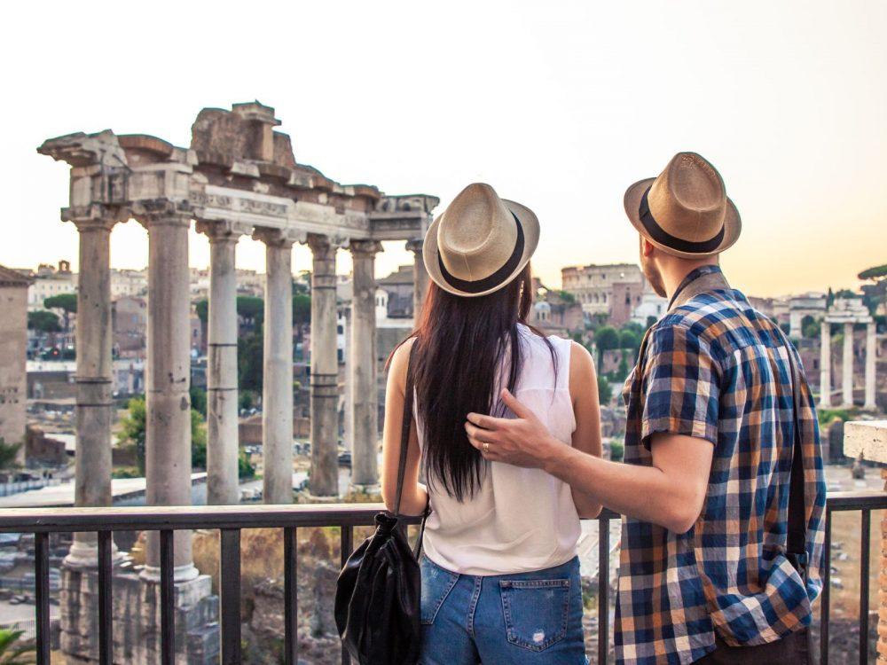 Das Forum Romanum, mit einem Paar von Touristen