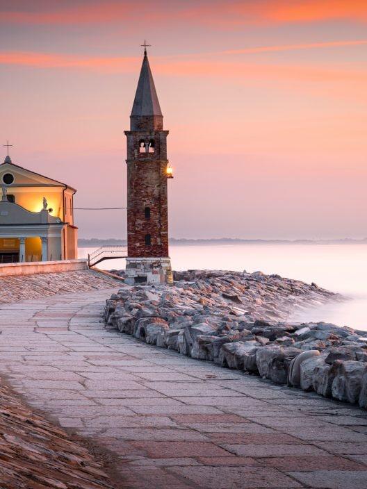 Ein venetianisches Dorf, das wie ein Gemälde über dem Meer zu schweben scheint