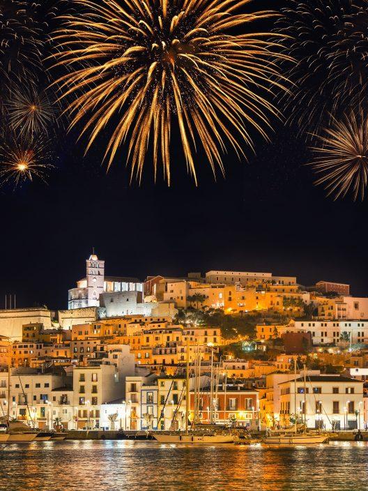 Silvester 2025 auf Ibiza: Feiern und was auf der Insel zu tun ist