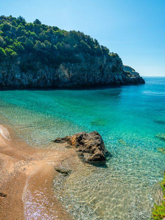 Zwischen den Küsten von Campania wird dieser geheime Strand dich verzaubern
