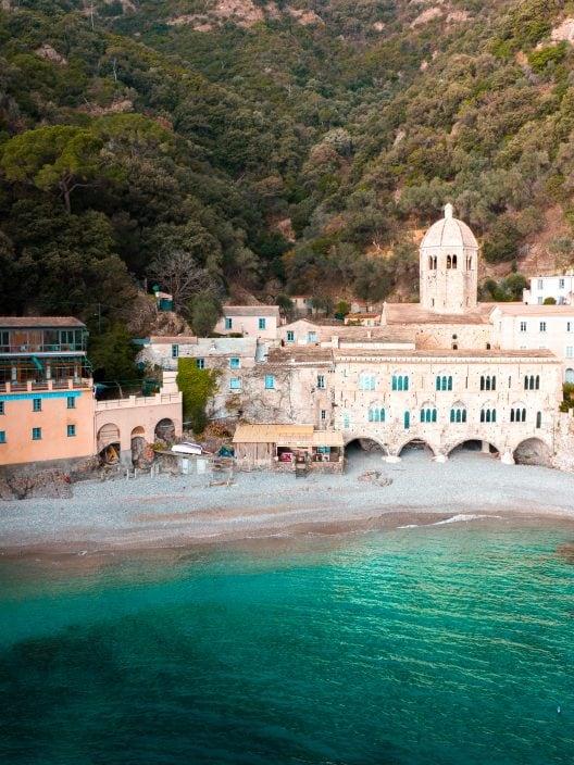 Ein verzaubertes Kloster und kristallklares Wasser: Ein ligurischer Strand, den du kennenlernen musst
