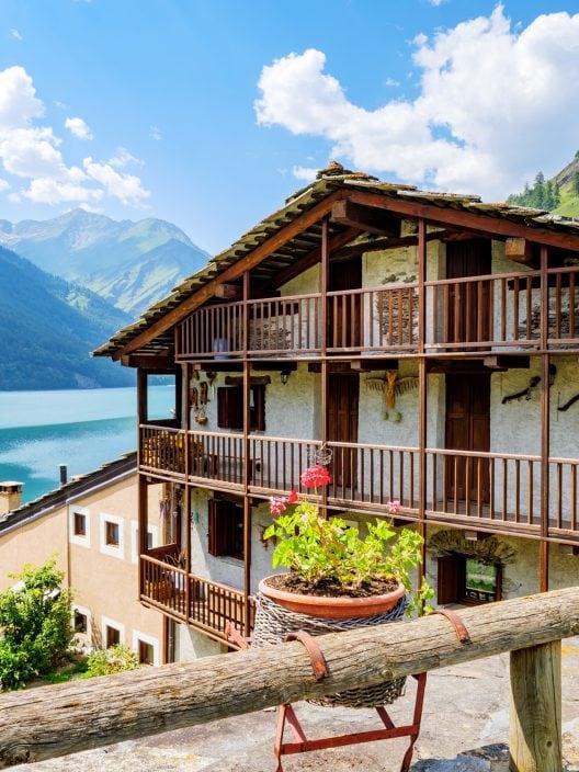 Im Piemont gibt es ein Dorf, das im Sommer wie eine alpinen Oase aussieht