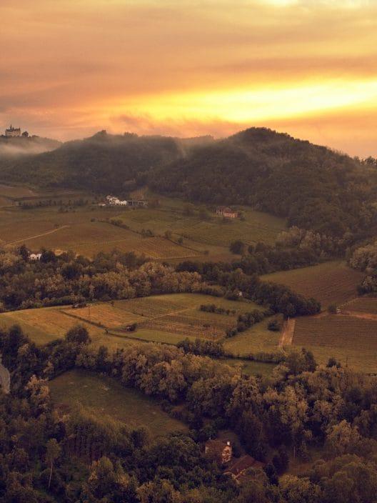 Im Piemont gibt es einen magischen Ort mit Weinbergen, Schlössern und einsamen Straßen