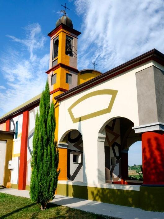 Es sieht aus wie ein modernes Kunstwerk, ist aber eine verborgene Kirche im Piemont