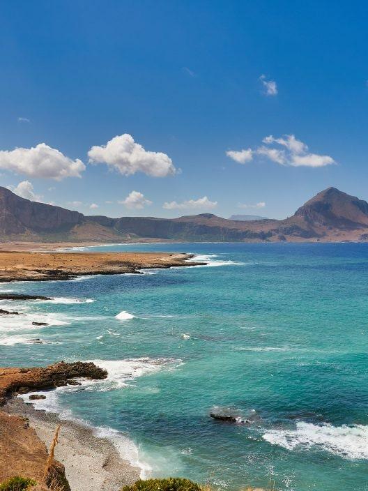 Eine magische Bucht in Sizilien, wo das Wasser jede Stunde die Farbe wechselt