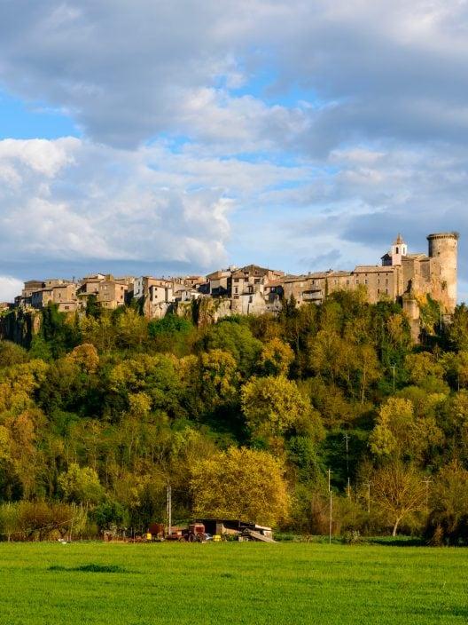 Ein Dorf, das zwischen den Wolken eine Stunde von Rom entfernt liegt
