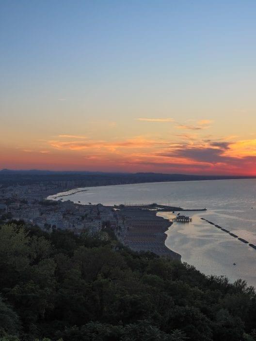Es sieht aus wie Capri, aber du bist in den Marken: ein Dorf am Meer, das dich träumen lässt