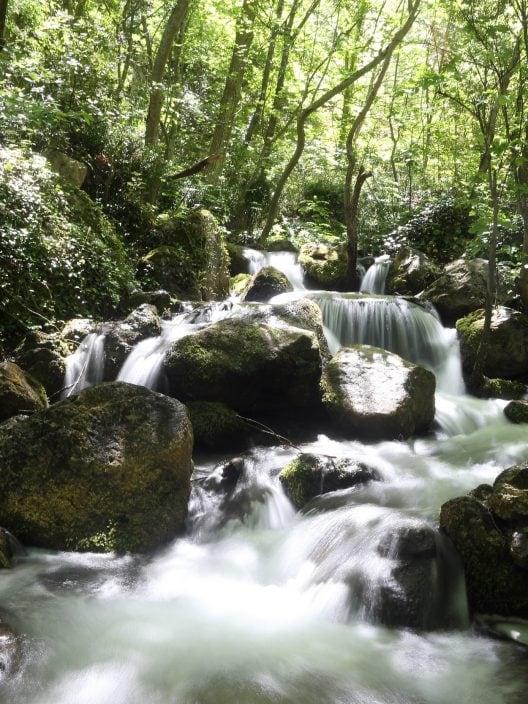 In Abruzzen gibt es ein Dorf, das über einer atemberaubenden Schlucht schwebt, aber nur wenige kennen es.