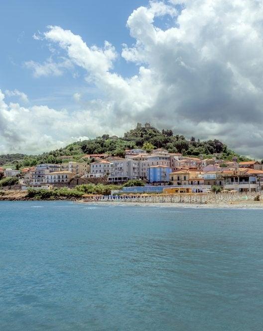 Es ist das schönste Dorf am Meer in Abruzzen. Hier ist es.