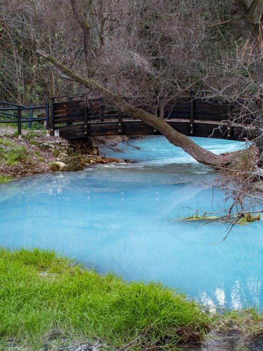 Es scheint ein Traum zu sein, ist aber real: Der türkisfarbene Fluss in Abruzzen wird dich verzaubern.
