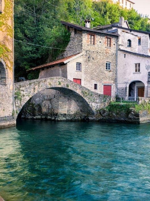 Nesso, das Dorf am Comer See, das einen Wasserfall verbirgt