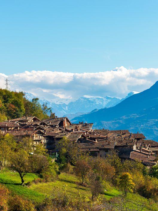 In Trentino gibt es ein verstecktes Dorf in der Natur, das wie aus einem Märchen stammt