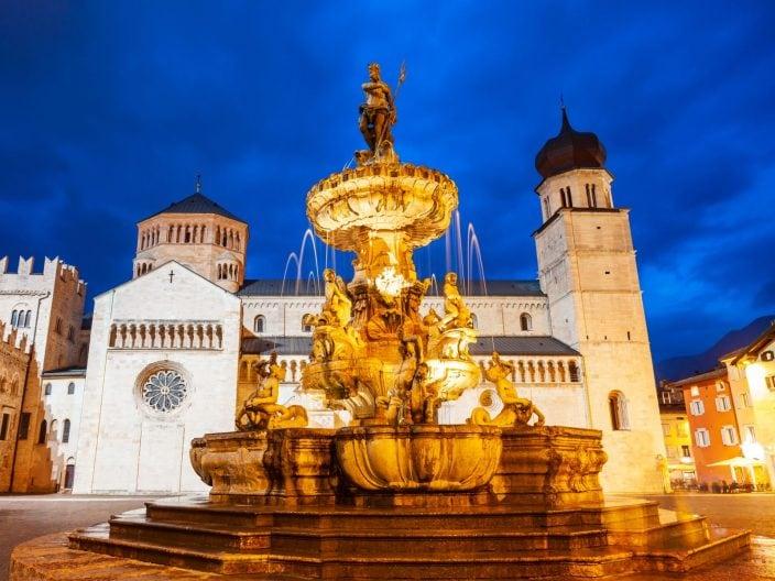 Der Neptunbrunnen bei Nacht, auf der Piazza Duomo in Trento
