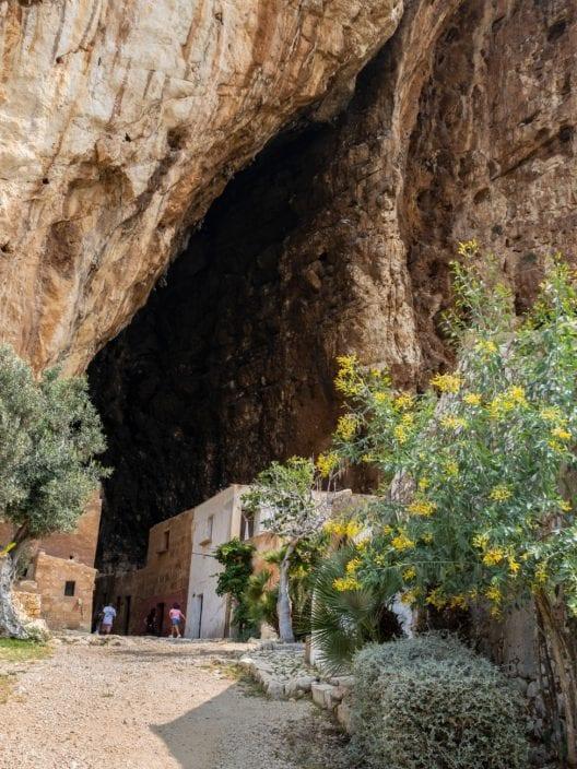 Entdeckung des Dorfes, das in der Zeit stehengeblieben ist in Sizilien