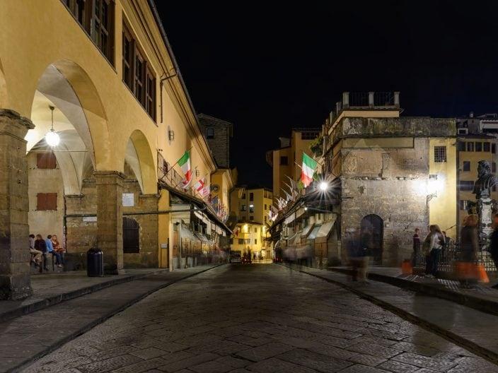 Innenansicht der Ponte Vecchio in Florenz bei Nacht