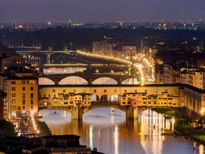 Ponte Vecchio in Florenz bei Nacht