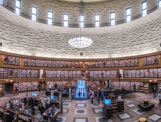 Die öffentliche Bibliothek von Stoccolma ist ein Tempel für Bücherliebhaber