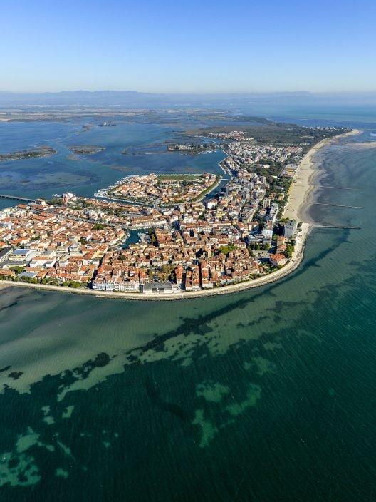 Eine Landschaft zwischen Stille, Kanälen und Sand. Und nein, das ist nicht Venedig