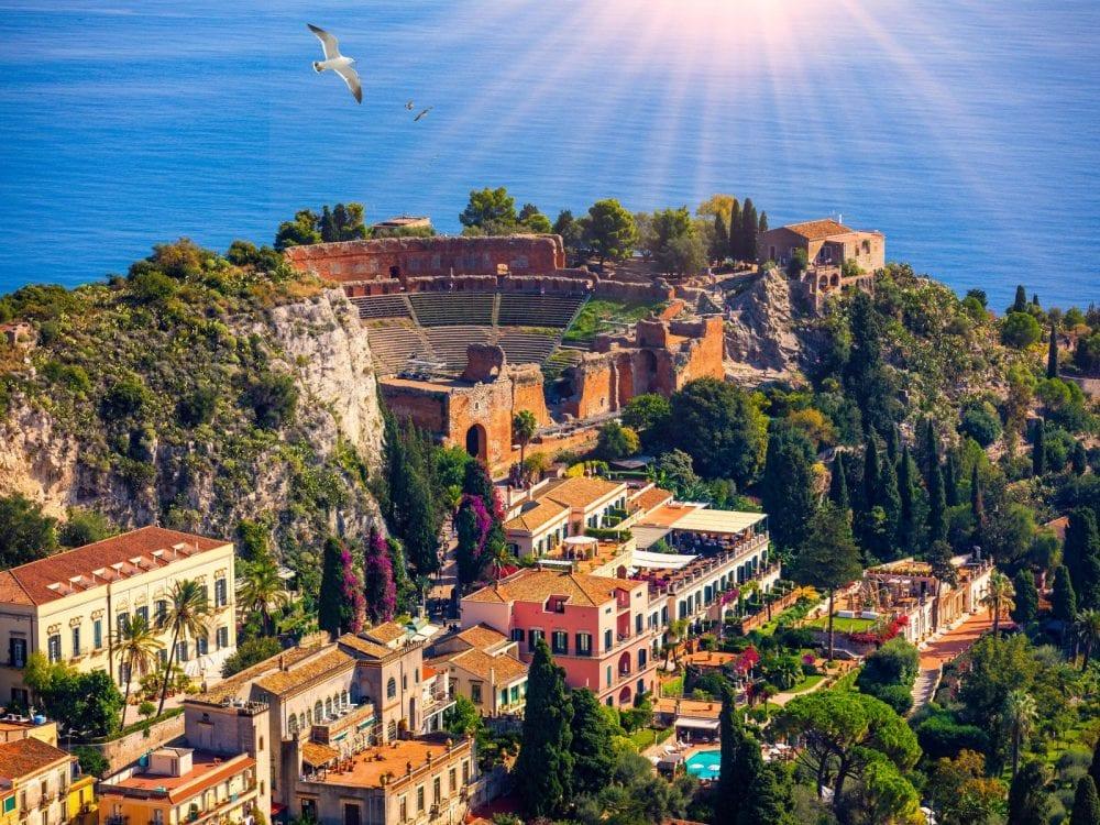 Das Griechische Theater von Taormina, gesehen von der Stadt