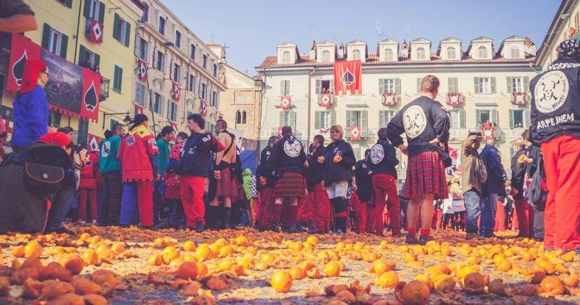 Ein Karneval der Erinnerungen: die schönsten Fotos des Karnevals von Ivrea in der Ausstellung