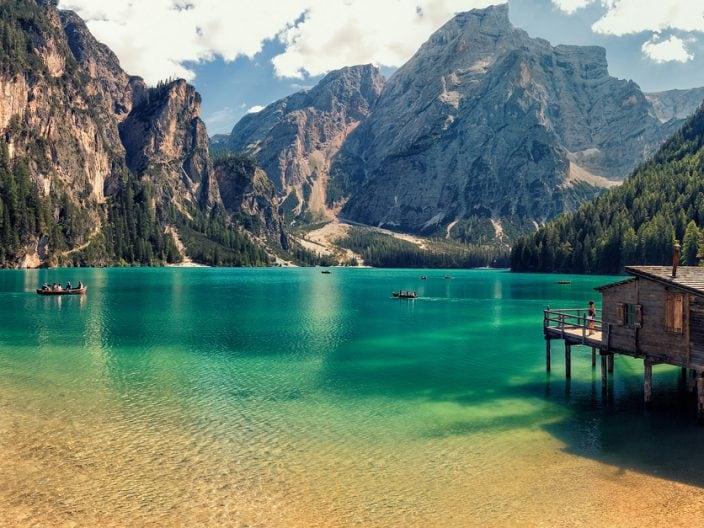 Lago di Braies, wo ist er? Anreise und die schönsten Wanderwege der Perla der Dolomiten